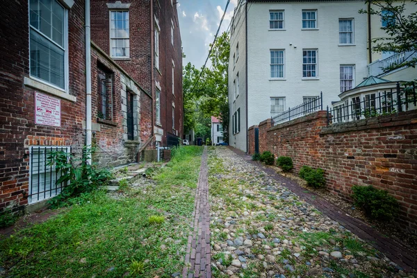 Alley and old buildings in the Old Town, de Alexandria, Virginia — Fotografia de Stock