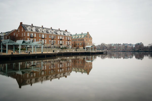 Apartment buildings along the Potomac River waterfront, in Alexa — Stock Photo, Image