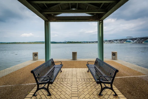 Lavičky na nábřeží řeky Potomac, v Alexandrii, Virginia — Stock fotografie