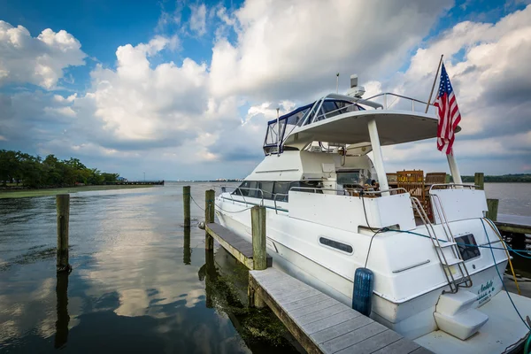 Barco atracado en la orilla del río Potomac, en Alejandría, Virg — Foto de Stock