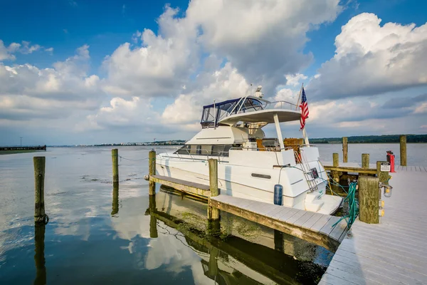 Loď zakotvila na nábřeží řeky Potomac, v Alexandrii, Virgu — Stock fotografie