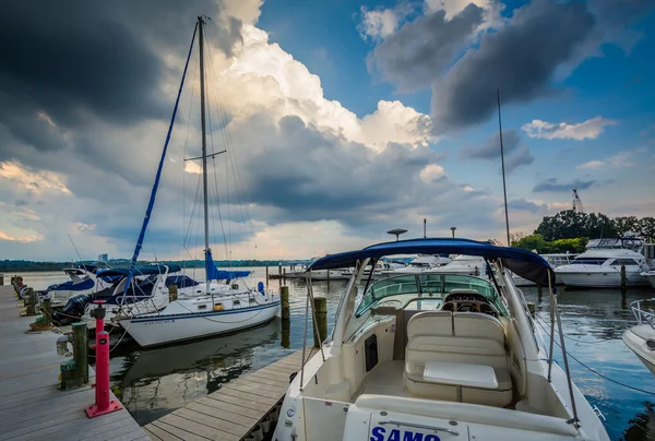 Boote, die am Ufer des Potomac-Flusses, in Alexandria, angedockt sind, — Stockfoto