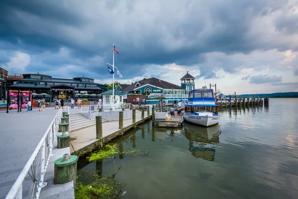 Gebäude und Docks am Ufer des Potomac, in Alexandri — Stockfoto