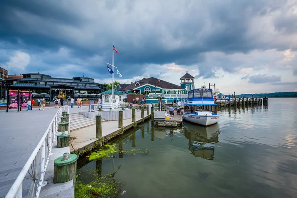 Edificio y muelles en la ribera del río Potomac, en Alexandri — Foto de Stock