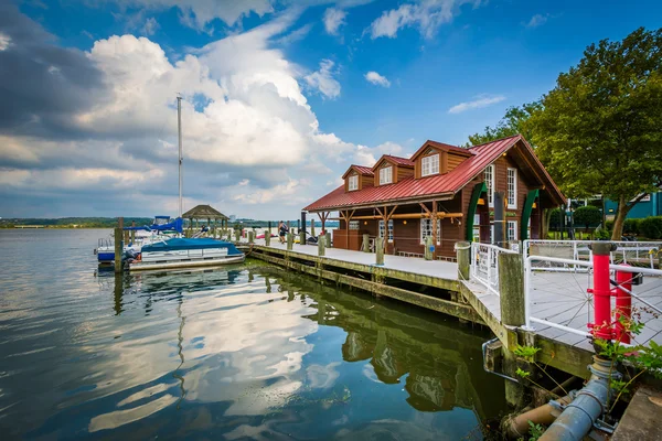 Gebäude und Docks am Ufer des Potomac, in Alexandri — Stockfoto