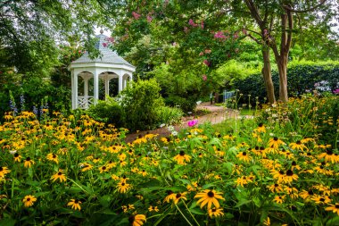 Renkli Bahçe ve çardak Alexandria, Virginia bir parkta.