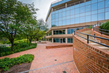 Geçit ve modern ofis binası Alexandria, Virginia.