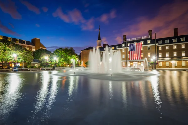 Fonteinen en stadhuis 's nachts, op Market Square, in Old Town, — Stockfoto