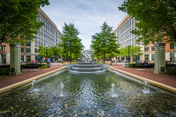 Brunnen und gebäude in alexandria, virginia. — Stockfoto