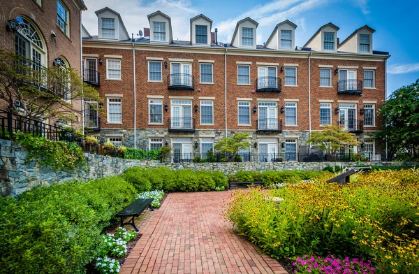 Garden and apartment buildings in Alexandria, Virginia. — Stock Photo, Image