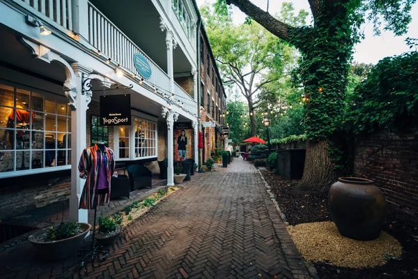 Ruelle étroite et magasins dans la vieille ville, Alexandria, Virginie . — Photo