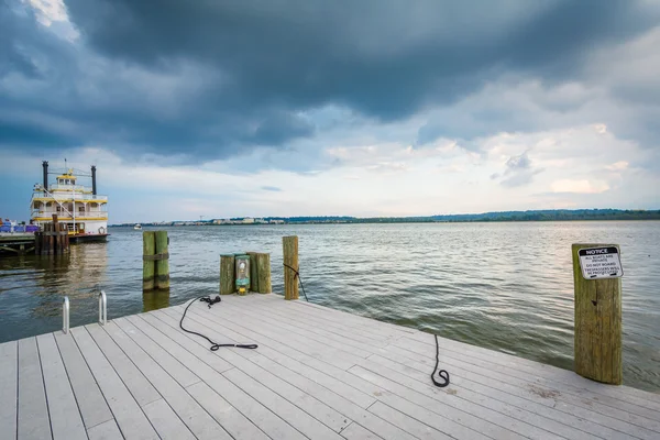 Brygga och båt vid Potomac floden, i Alexandria, Vi — Stockfoto