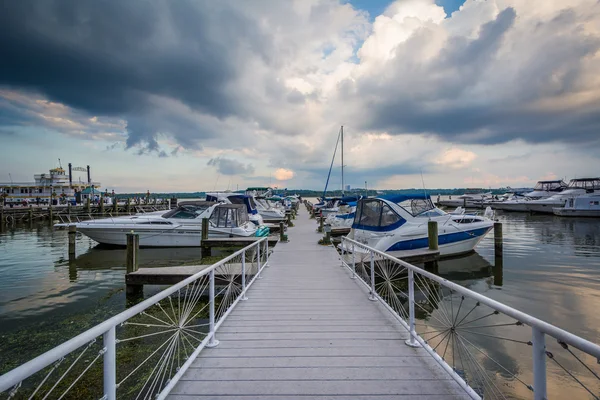 Pier und Boote am Ufer des Potomac, in Alexandria, v — Stockfoto
