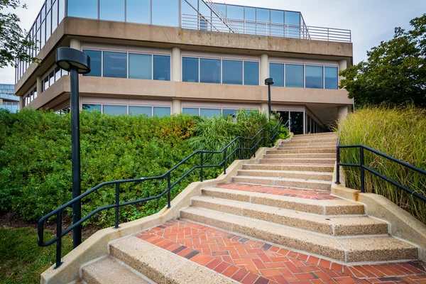 Escaleras y moderno edificio de oficinas en Alexandria, Virginia . — Foto de Stock