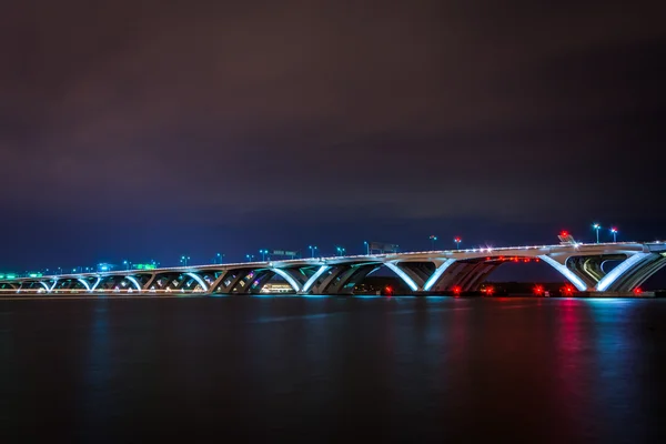 El puente Woodrow Wilson y el río Potomac por la noche, visto desde — Foto de Stock