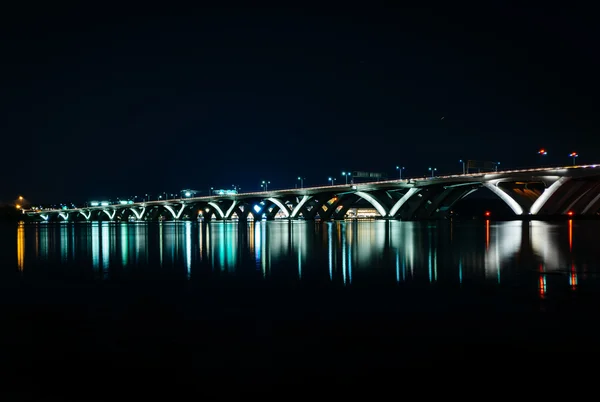 El puente Woodrow Wilson por la noche, en Alexandria, Virginia . — Foto de Stock