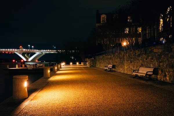 Walkway along the Potomac River at night, in Alexandria, Virgini — Stock Photo, Image
