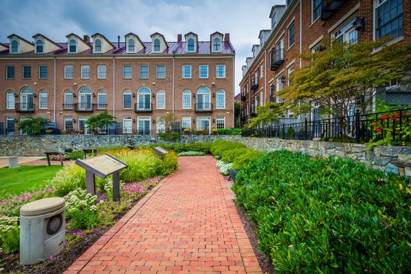 Loopbrug en appartementsgebouwen in Alexandria, Virginia. — Stockfoto