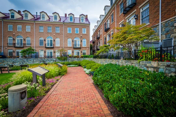 Pasarela y edificios de apartamentos en Alexandria, Virginia . — Foto de Stock