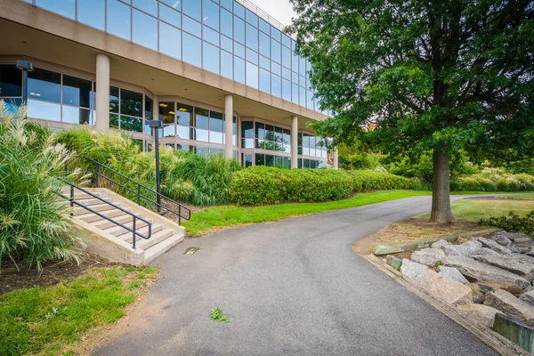 Gångväg och modern kontorsbyggnad i Alexandria, Virginia. — Stockfoto