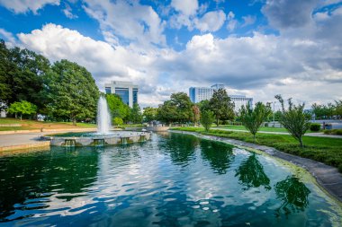 Çeşme ve göl Marshall Park'ta şehir dışına Charlotte, Kuzey C