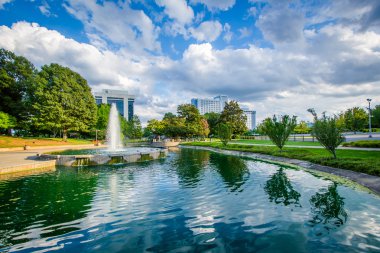 Çeşme ve göl Marshall Park'ta şehir dışına Charlotte, Kuzey C