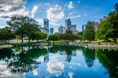 Şehir dışına Charlotte ve Marshall Park'ta U Gölü manzarası