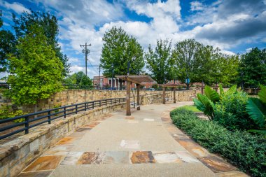 Yürüyüş yolları ve Elizabeth, Charlotte Elizabeth Parkı'ndaki bahçeler,