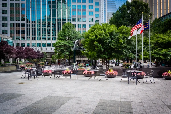 Courtyard dan bangunan modern di pusat kota Charlotte, North Caroli — Stok Foto