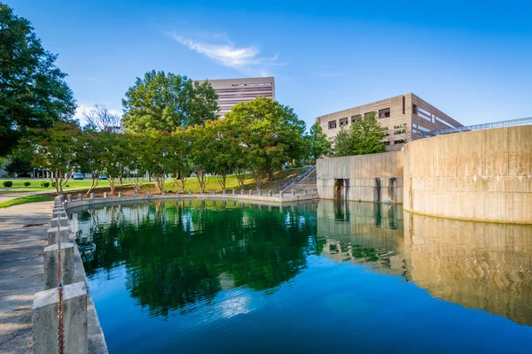 マーシャル公園のアップタウン シャーロット、ノースカロライナで湖. — ストック写真