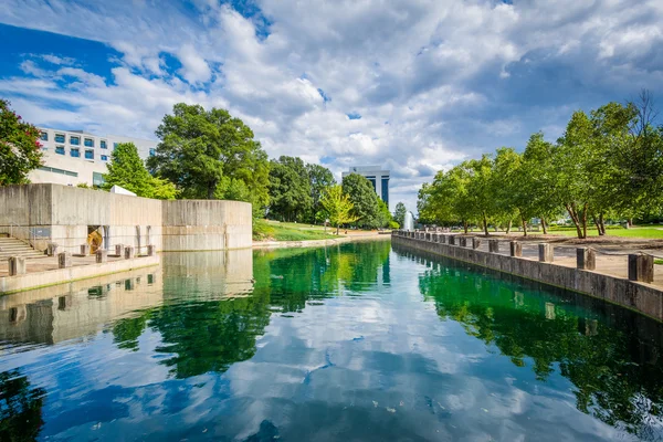 Lago no Marshall Park, em Uptown Charlotte, Carolina do Norte . — Fotografia de Stock