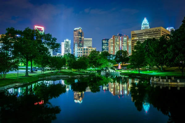 The Uptown skyline and a lake at Marshall Park at night, in Char — Stock Photo, Image