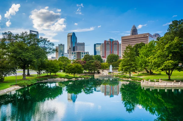 Skyline Uptown Charlotte och sjön på Marshall Park, i U — Stockfoto