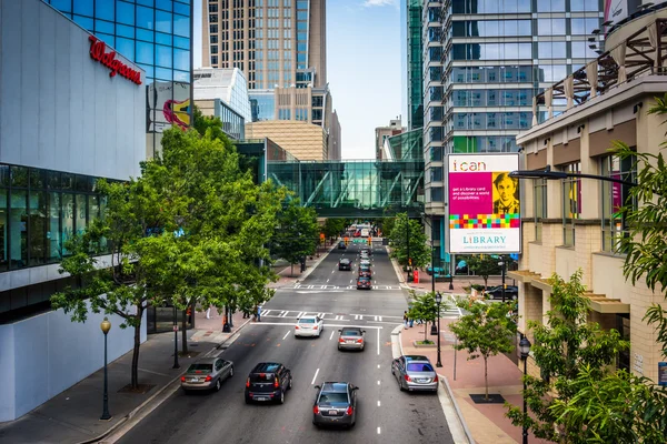 Pohled na College Street, v centru města Charlotte, Severní Karolína. — Stock fotografie