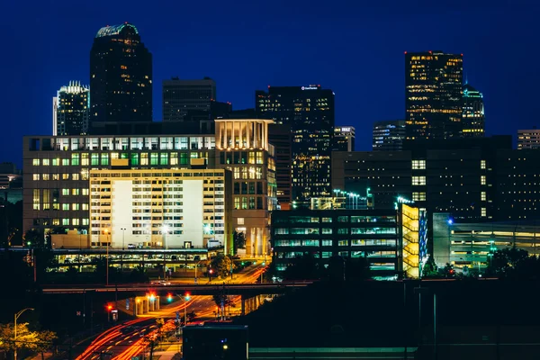 Pohled na panorama města v noci, v Charlotte, North Caro — Stock fotografie