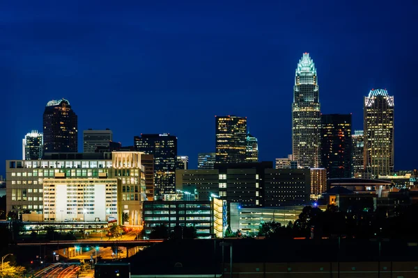 Vista del horizonte de Uptown por la noche, en Charlotte, North Caro — Foto de Stock