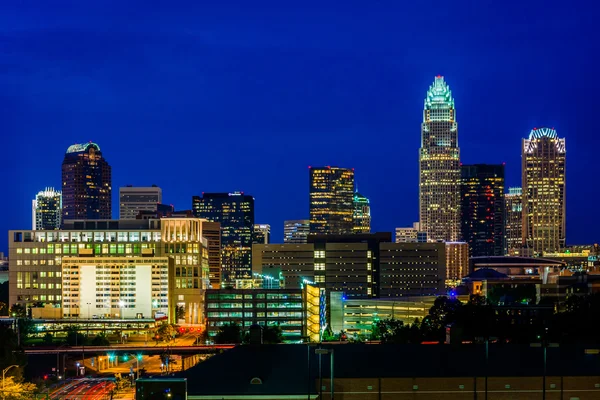 Vista do horizonte de Uptown à noite, em Charlotte, North Caro — Fotografia de Stock