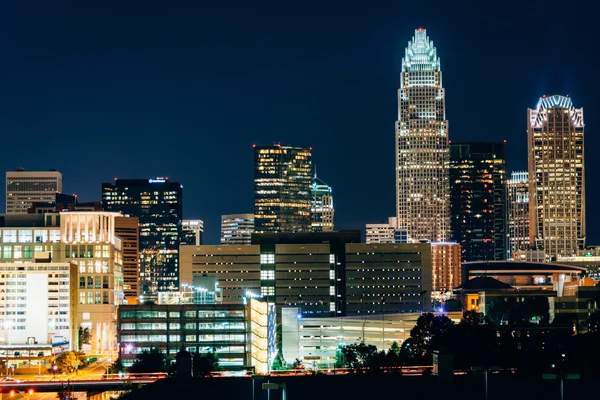 Widok na panoramę Uptown w nocy, w Charlotte, North Caro — Zdjęcie stockowe