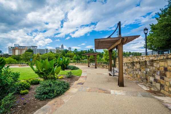 Gångväg, bänk och trädgårdar på Elizabeth Park, i Elizabeth, röding — Stockfoto
