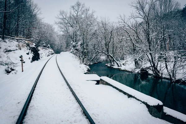 Bir kar kaplı tren yolu ve kırsal Carroll County Deresi, — Stok fotoğraf