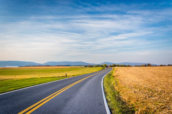 Carretera de campo y montañas distantes en el condado rural Frederick, Ma —  Fotos de Stock