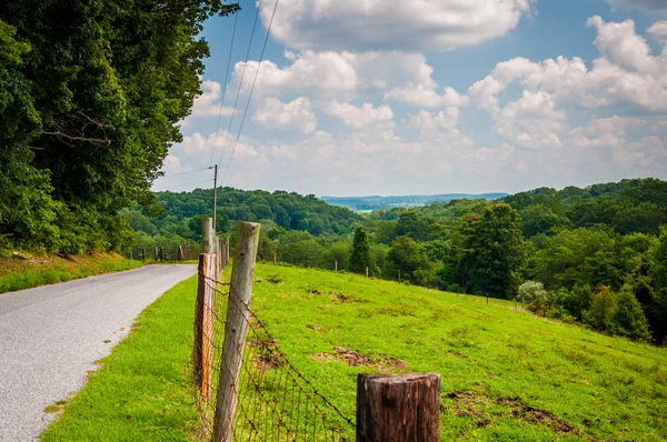 Landstraße und Felder im ländlichen Baltimore County, Maryland. — Stockfoto