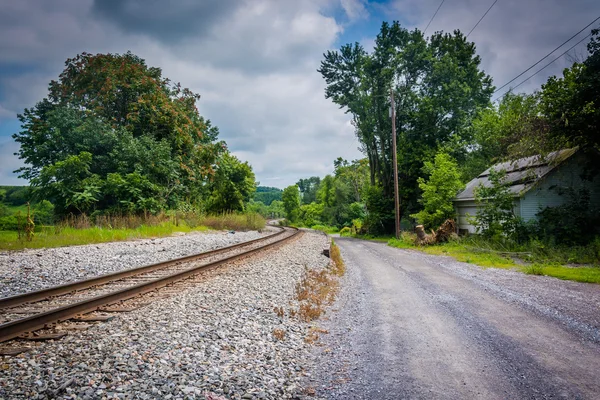 Grusväg och järnväg spår i landsbygdens Carroll County, Maryland. — Stockfoto
