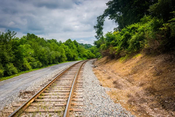 Grusväg och järnväg spår i landsbygdens Carroll County, Maryland. — Stockfoto