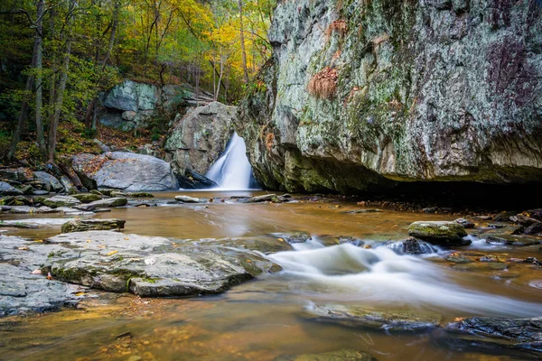 Early autumn color and Kilgore Falls, at Rocks State Park, Maryl — Stock Photo, Image