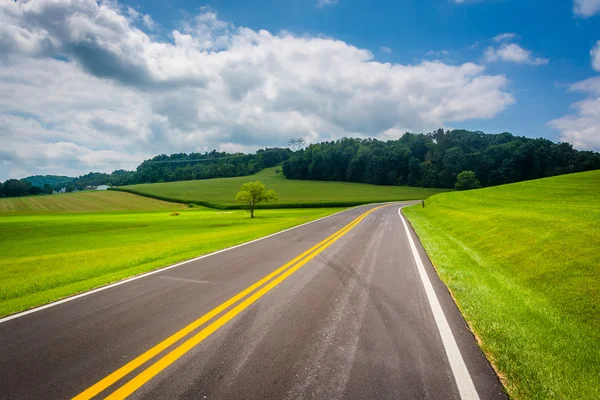 Farm fields along a country road in rural Carroll County, Maryla — Stock Photo, Image