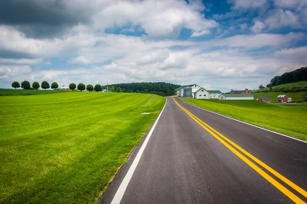フィールドとキャロル郡、メリーランド州の田舎道に沿って納屋 — ストック写真
