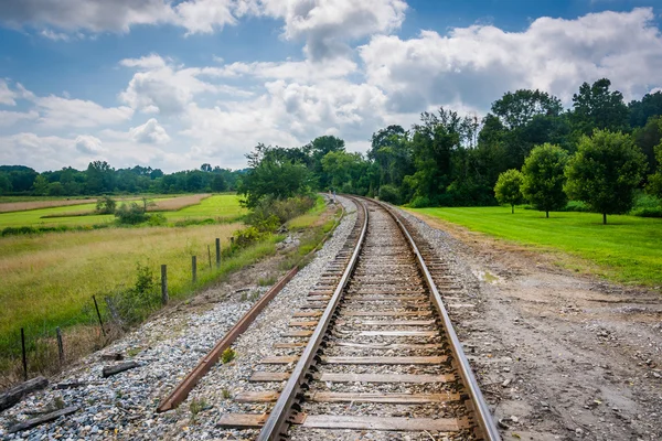 Železniční trať ve venkovských carroll county, maryland. — Stock fotografie