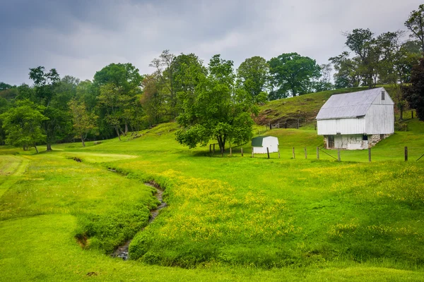 Pequeño arroyo y granja en el condado rural de Baltimore, Maryland . — Foto de Stock