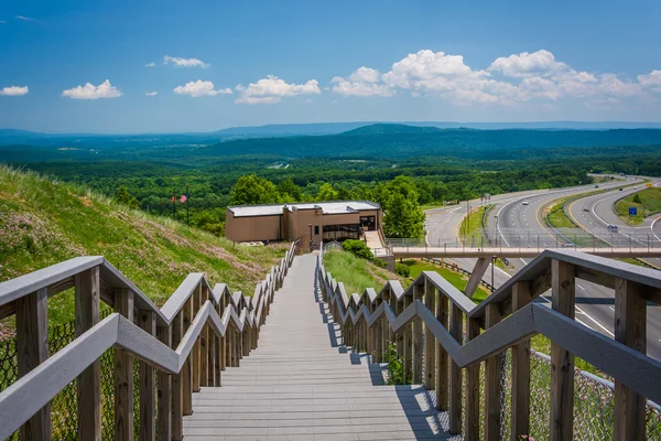 Treppe am Rande des Hügels entlang der i-68 in Maryland. — Stockfoto